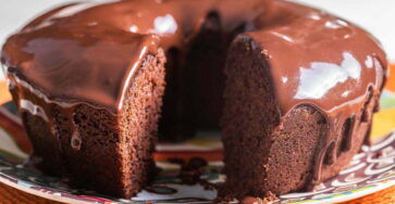 Bolo de chocolate fofinho e molhadinho com calda de chocolate