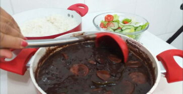 Receita de Feijão Preto simples e fácil de fazer