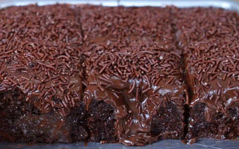 Bolo de Chocolate com Cobertura