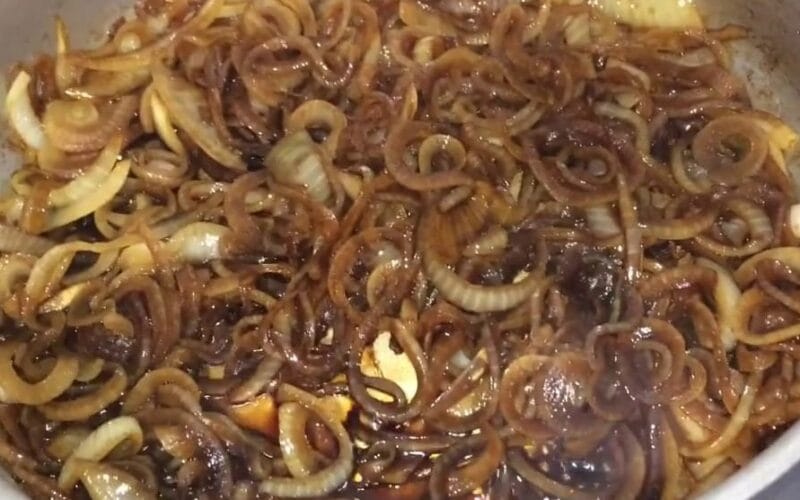Como fazer cebola caramelizada