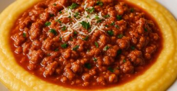 Polenta com molho de carne moída