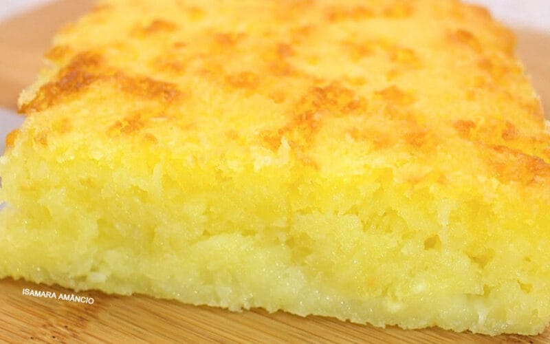 Bolo de mandioca com coco cremoso (aipim com coco)