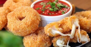 Anéis de Cebola empanados e recheados com queijo