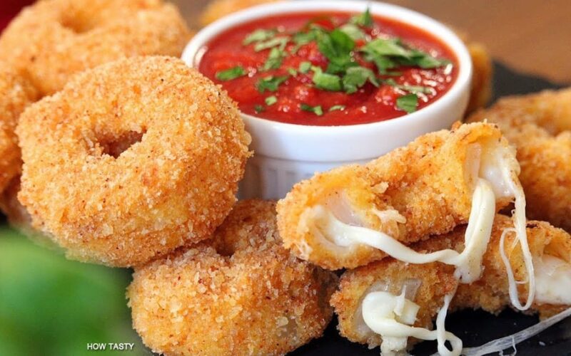 Anéis de Cebola empanados e recheados com queijo