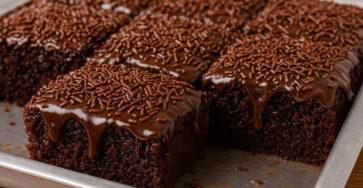 Bolo de chocolate com cobertura de brigadeiro